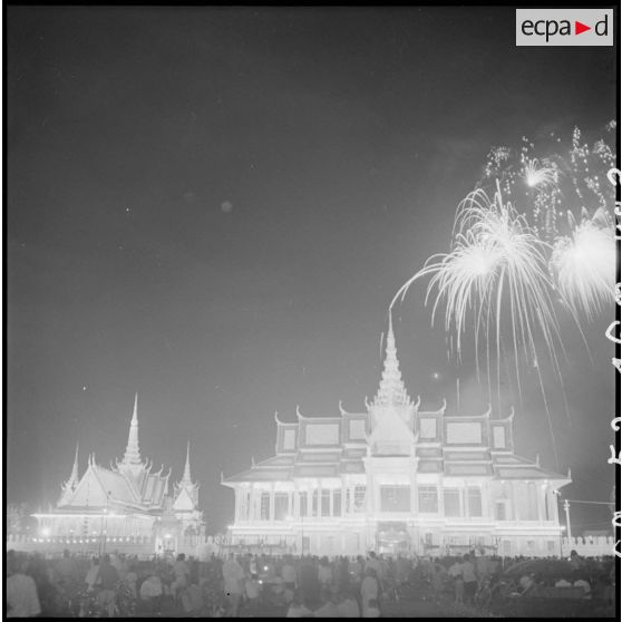 Feu d'artifice au-dessus de la salle Chan Chhaya, au Palais royal de Phnom Penh. [description provisoire]