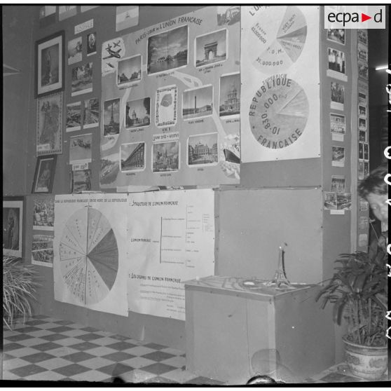 Le stand de l'exposition du SFI (Service Français d'Information) durant les fêtes du Tang Toc, à Phnom Penh. [description provisoire]