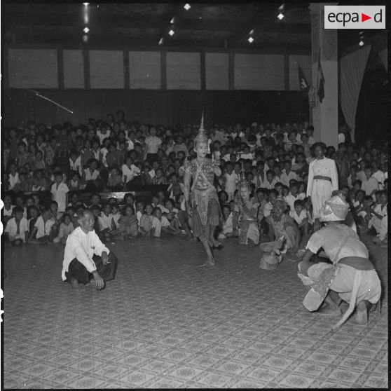 Spectacle de danse au palais royal de Phnom Penh, à l'occasion des fêtes de Tang Toc. [description provisoire]