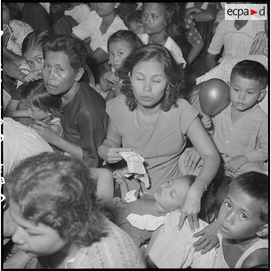 Le public assistant au spectacle de danse traditionnelle durant la fête de Tang Toc. [description provisoire]