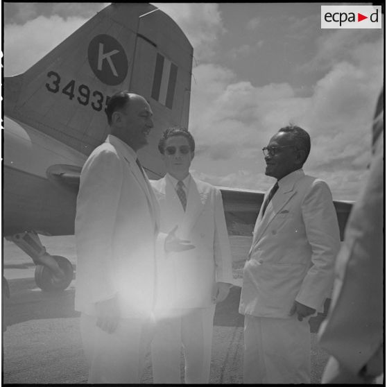 1 à 5 M. de Chevigné  est accueilli à sa descente d'avion par les autorités civiles et militaires. [description provisoire]