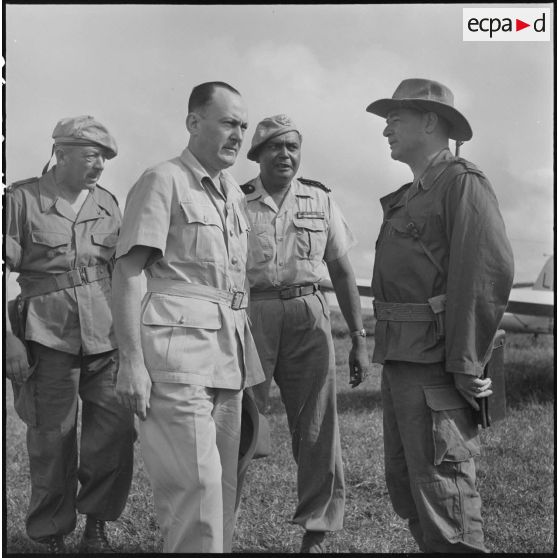 15 à 17 M. de Chevigné et les autorités militaires s'entretiennent de la situation militaire. [description provisoire]