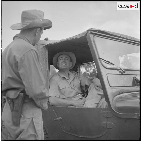 18 à 23 Le capitaine Monperrus expose à M. de Chevigné l'embuscade tendue par le Viêt Minh à 1500 m de Trapeang Phlong. [description provisoire]