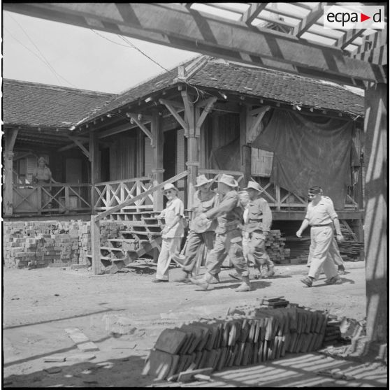 24 M. de Chevigné, secrétaire d'Etat et les autorités militaires dont le général Girot de Langlade au poste de Krek. [description provisoire]