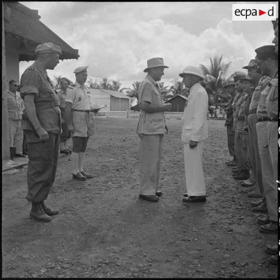 25 M. de Chevigné, secrétaire d'Etat, remet la croix de guerre des TOE à M. Tellier, adjudant-chef en retraite à Mimot. [description provisoire]