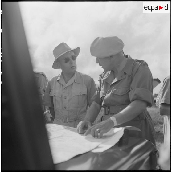 26 à 30 M. de Chevigné, secrétaire d'Etat à la Guerre s'entretient avec les officiers responsables de la région. [description provisoire]