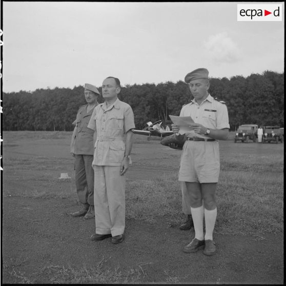31 à 39 Remise de décorations à des militaires et des notables par M. de Chevigné sur le terrain d'aviation de Chhuk. [description provisoire]