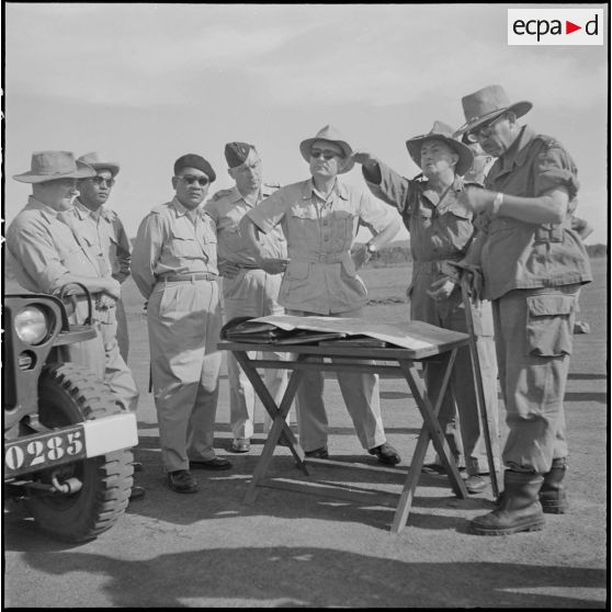 40 à 41 Exposé de la situation militaire par le lieutenant-colonel Baylon. Arrivée de M. de Chevigné au PC  de Pong Tuc. [description provisoire]