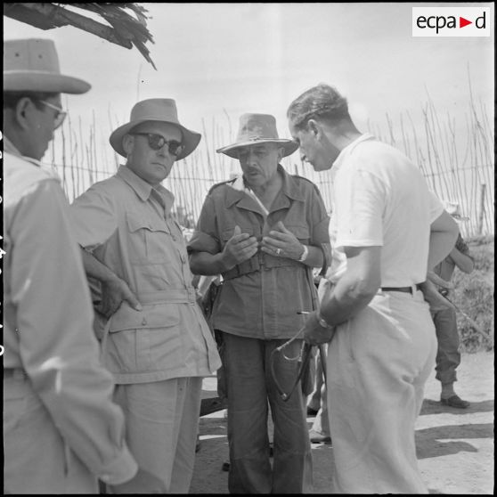 42 à 43 Le docteur Dauban, médecin de l'Administration, s'entretient avec M. de Chevigné et le général de Langlade. [description provisoire]