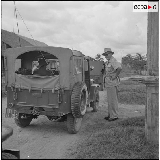 44 M. de Chevigné, secrétaire d'Etat, s'apprête à monter dans une jeep pour se rendre dans les villages regroupés. [description provisoire]