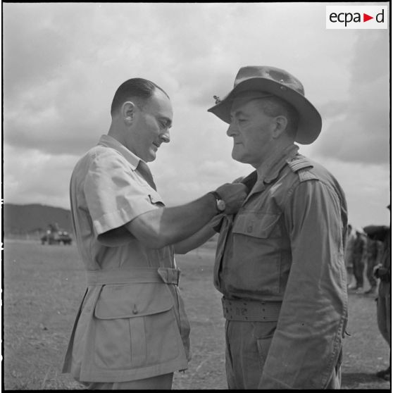 45 à 46 Remise de décoration au lieutenant-colonel Baylon et au sergent Roger Meyer par M. de Chevigné. [description provisoire]