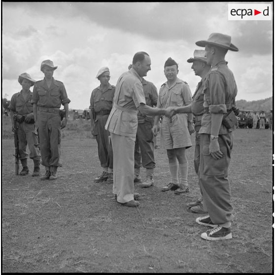 47 M. de Chevigné quitte le secteur Sud et fait ses adieux aux officiers avant de partir pour Phnom Penh. [description provisoire]