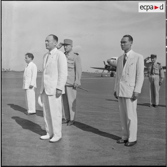 48 à 52 Prise d'armes et adieux de M. de Chevigné aux autorités avant son départ. [description provisoire]