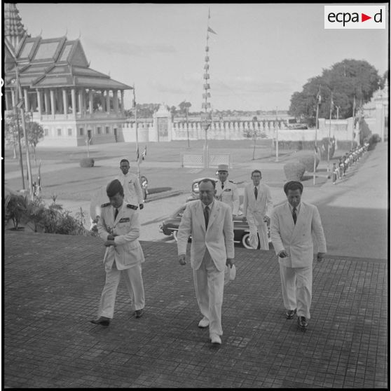 6 à 9 M. de Chevigné est reçu par le roi du Cambodge au palais royal, puis visite l'hôpital militaire de Phnom Penh. [description provisoire]