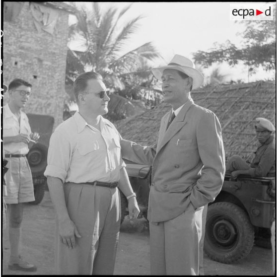 M. Tim Khit, secrétaire à l'autodéfense et M. Poullard, délégué du commissariat de la République, au cours d'une tournée de propagande parmi les populations cambodgiennes regroupées dans la province de Kampot