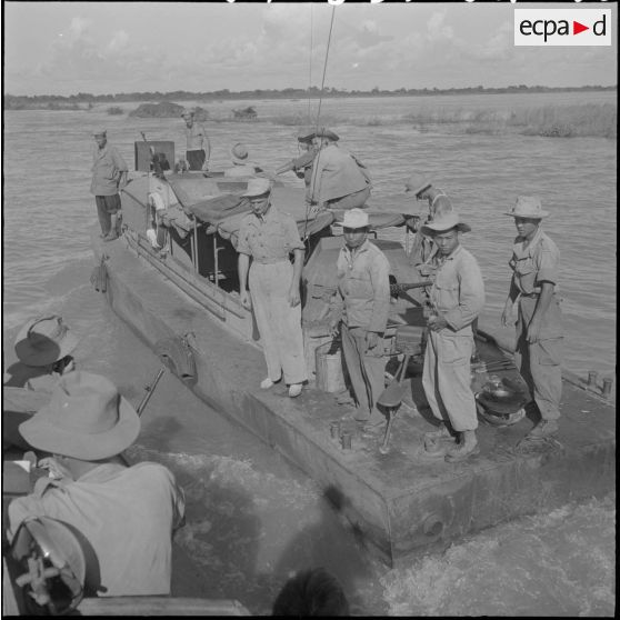 1 à 3 Chasseurs cambodgiens à bord de vedettes blindées dans le cadre de l'opération "Papillon". [description provisoire]