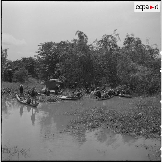 17 A la suite de la découverte d'un autre camp viêt minh un des commandos s'apprête à débarquer des vedettes et pirogues [description provisoire]