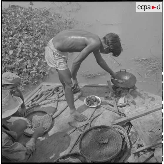 20 à 27 La vie des hommes à bord des vedettes. Le colonel de Champvallier à bord de la vedette amiral. [description provisoire]