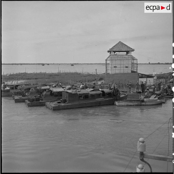 Opération "Papillon" dans la région du Song Be : une partie des vedettes sont amarrées au poste du pont de Stung Slot, près de Banam. [description provisoire]