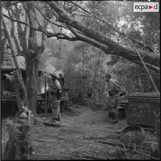 4 Le camp viêt minh vient d'être attaqué et détruit dans le cadre de l'opération "Papillon". [description provisoire]