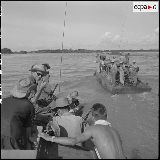 5 à 14 Progression des vedettes blindées sur le Song Bé. Le chef de bord de la vedette O-114. La mascotte d'une vedette. [description provisoire]