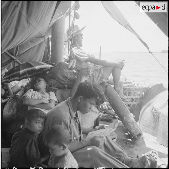 1 à 5 Partisans et leur famille à bord de la chaloupe chinoise qui assure la liaison avec Réam. [description provisoire]