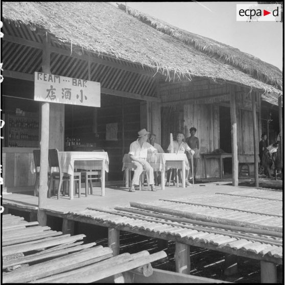 Au café du village de Réam. [description provisoire]