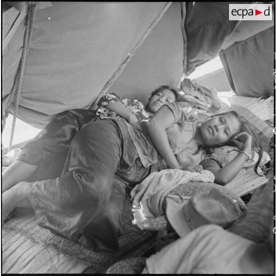 La station balnéaire de Réam abrite un poste de supplétifs et une base de la Marine. Les familles arrivent ici à s'aménager une petite place à l'heure du repos. [description provisoire]