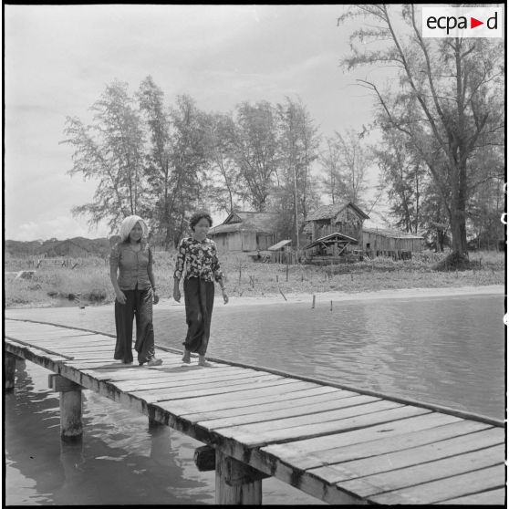 6 à 17 Le poste de Réam : le camp et le PC de la Marine, le camp des partisans, le café du village. [description provisoire]