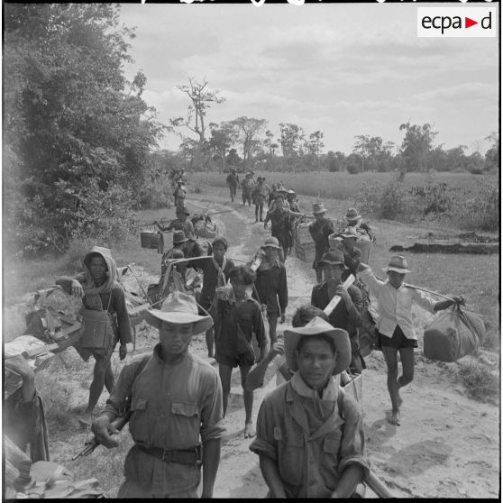 14 à 24 Progression de la colonne à travers les rizières, sur la piste royale  et traversée d'un "stung" ( cours d'eau). [description provisoire]