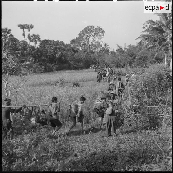 Progression de la colonne du 2/6e RIC (2e bataillon du 6e Régiment d'Infanterie Coloniale) dans les rizières. [description provisoire]