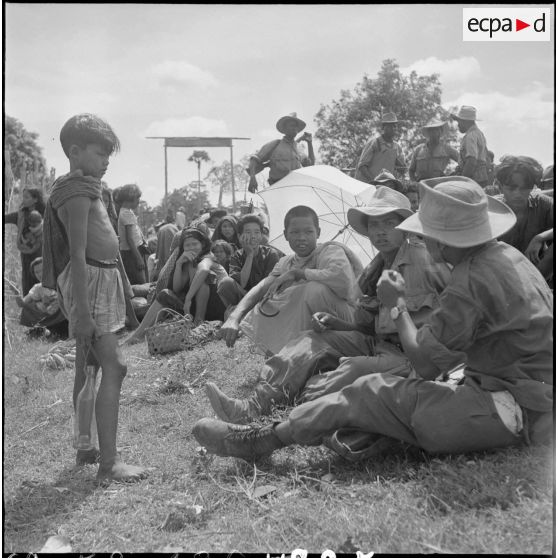 25 à 33 Halte au poste de Krohong pour les tirailleurs africains, les chasseurs cambodgiens et les coolies. [description provisoire]