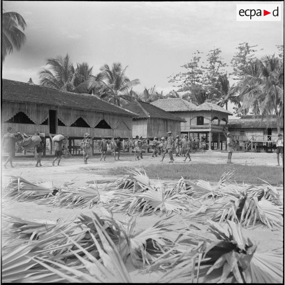 Arrivée de la colonne du 2/6e RIC (2e bataillon du 6e Régiment d'Infanterie Coloniale) à la pagode de Wa Chot. [description provisoire]