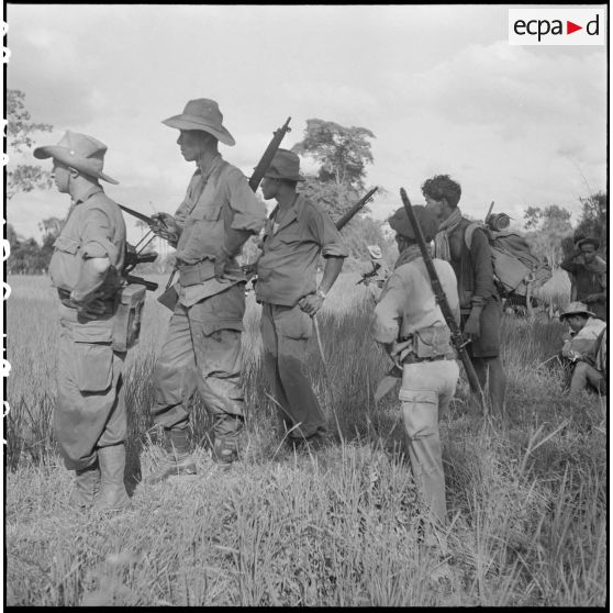 34 à 41 Destruction d'un camp viêt minh et fouille d'un village. [description provisoire]