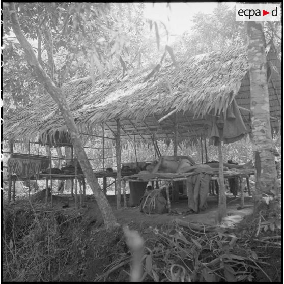 Une infirmerie Viêt-minh a été découverte, bien camouflée au bord d'un stung. Elle contenait encore des médicaments et des documents. Elle abrite provisoirement les soldats d'une colonne du 2/6e RIC (2e bataillon du 6e Régiment d'Infanterie Coloniale) lors d'une halte, et sera laissée intacte à leur départ pour respecter les lois d'humanité. [description provisoire]