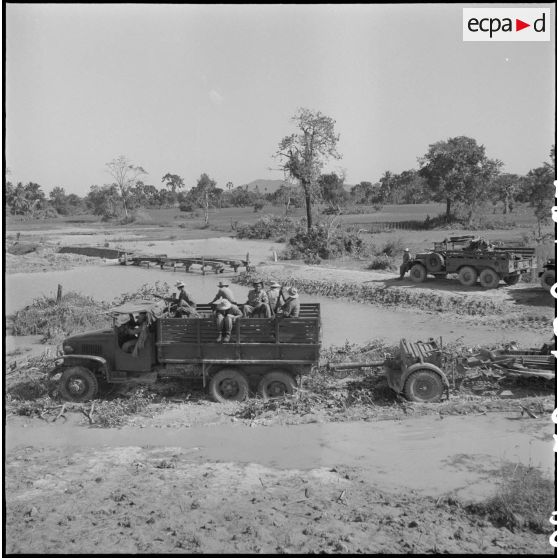 7 à 13 Construction d'une tour pour la protection du pont, reconstruction de la piste et d'un pont. [description provisoire]