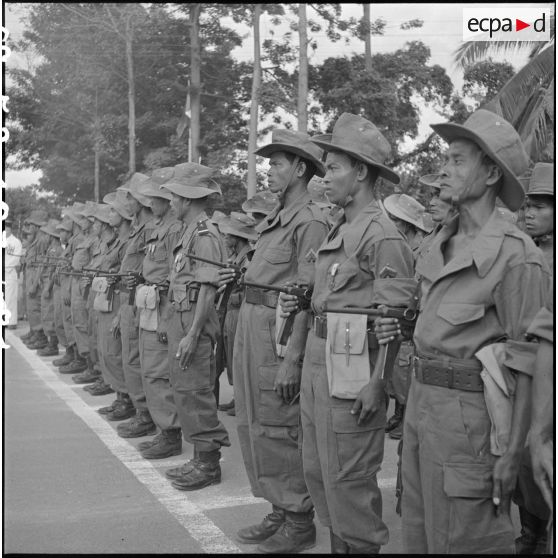 1 à 5 Discours de MM. Piquois et Norodom Sihanouk, et défilé des troupes du 2e BCC. [description provisoire]