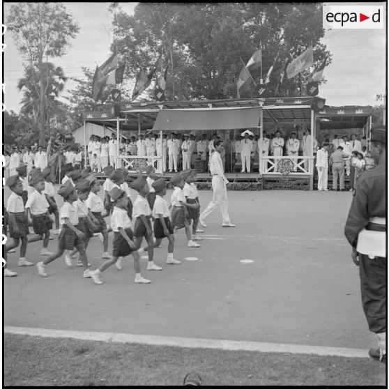 6 à 8 Défilé des élèves des enfants des écoles et du collège secondaire. [description provisoire]