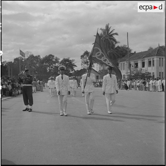 9 à 12 Défilé des troupes cambogiennes. Le roi du Cambodge et la foule sur les berges du stung Sangker. [description provisoire]