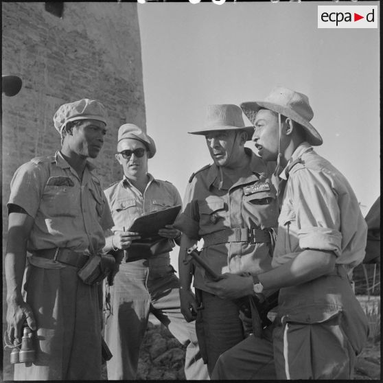 1 Le général Girot de Langlade s'entretient avec le chef d'un poste de supplétifs entre Chup et Prey Veng. [description provisoire]