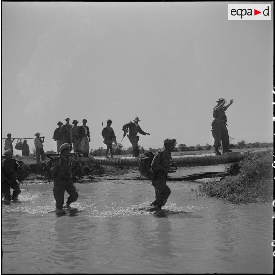 14 Le commandant Besson, suivi du lieutenant Du Couedic et de la colonne traverse une route coupée. [description provisoire]