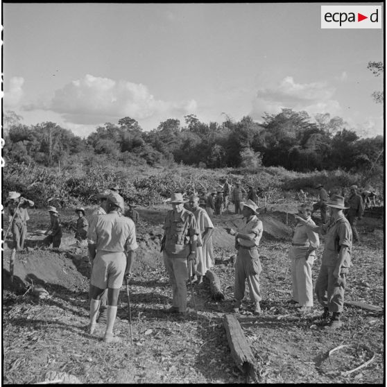 15 à 16 Le poste de Damber. Inspection des travaux par le général Girot de Langlade. Vue d'ensemble du chantier à l'aube [description provisoire]