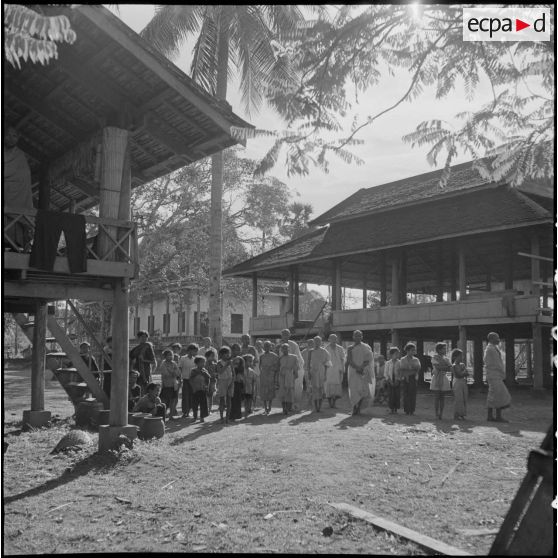 17 Bonzes rassemblés dans la cour d'une pagode. [description provisoire]