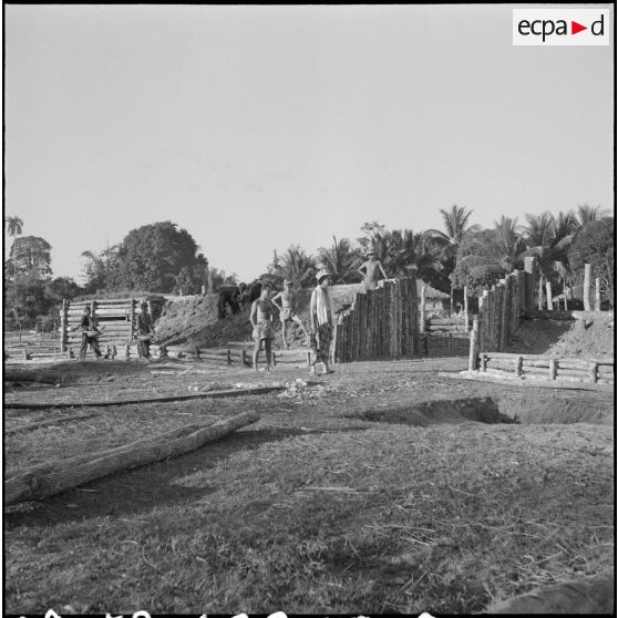 19 à 20 De retour au poste de Chong Chéach. Inspection des travaux par le général Girot de Langlade. [description provisoire]