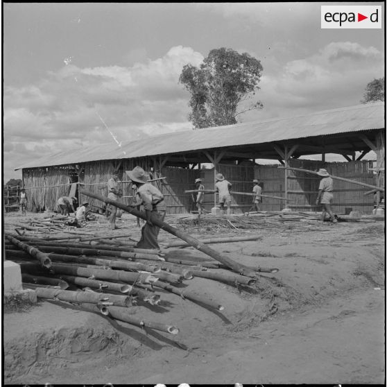 2 à 5 Trapéang Phlong : aménagement en cours de ce poste de base. Réunion du général de Langlade avec les officiers. [description provisoire]