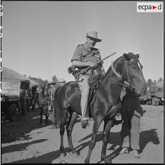 6 à 7 Le général de Langlade monté sur son cheval va donner le signal du départ. Halte à un petit cours d'eau. [description provisoire]