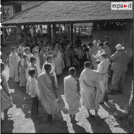 8 Réunion du chauraysrok de Suong avec les bonzes de la pagode de Wat Popel, en présence du général de Langlade. [description provisoire]