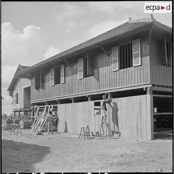 Le poste de commandement du BSPP (Bataillon de Sécurité de Phnom Penh) est installé dans une baraque réaménagée. [description provisoire]