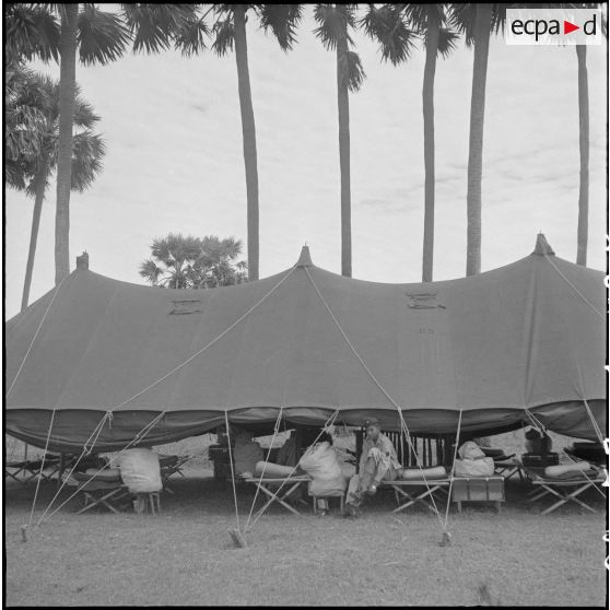Construction du cantonnement du BSPP (Bataillon de Sécurité de Phnom Penh) : des tentes abritent les travailleurs et les unités de garde du chantier. [description provisoire]