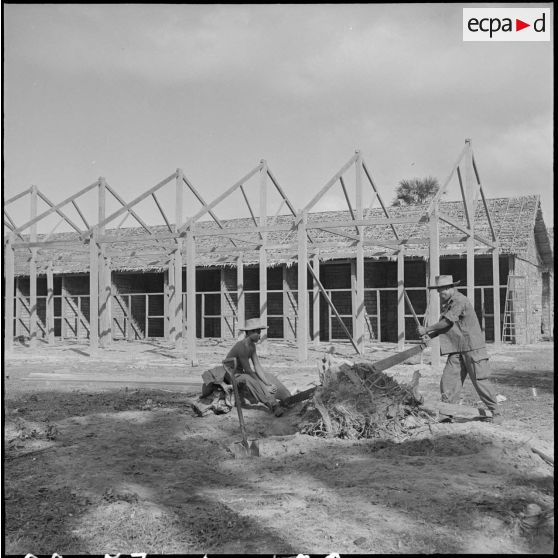 8 à 12 Vue du chantier et de l'avancement des travaux du cantonnement, un mois plus tard. [description provisoire]